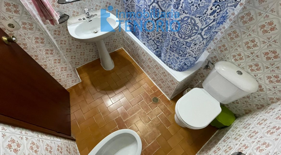 13 Baño completo con bañera y cortina