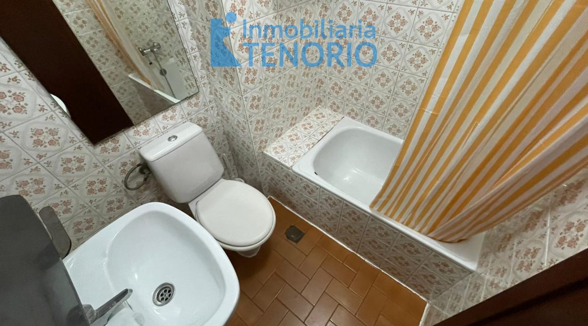 3 Baño con bañera con cortina